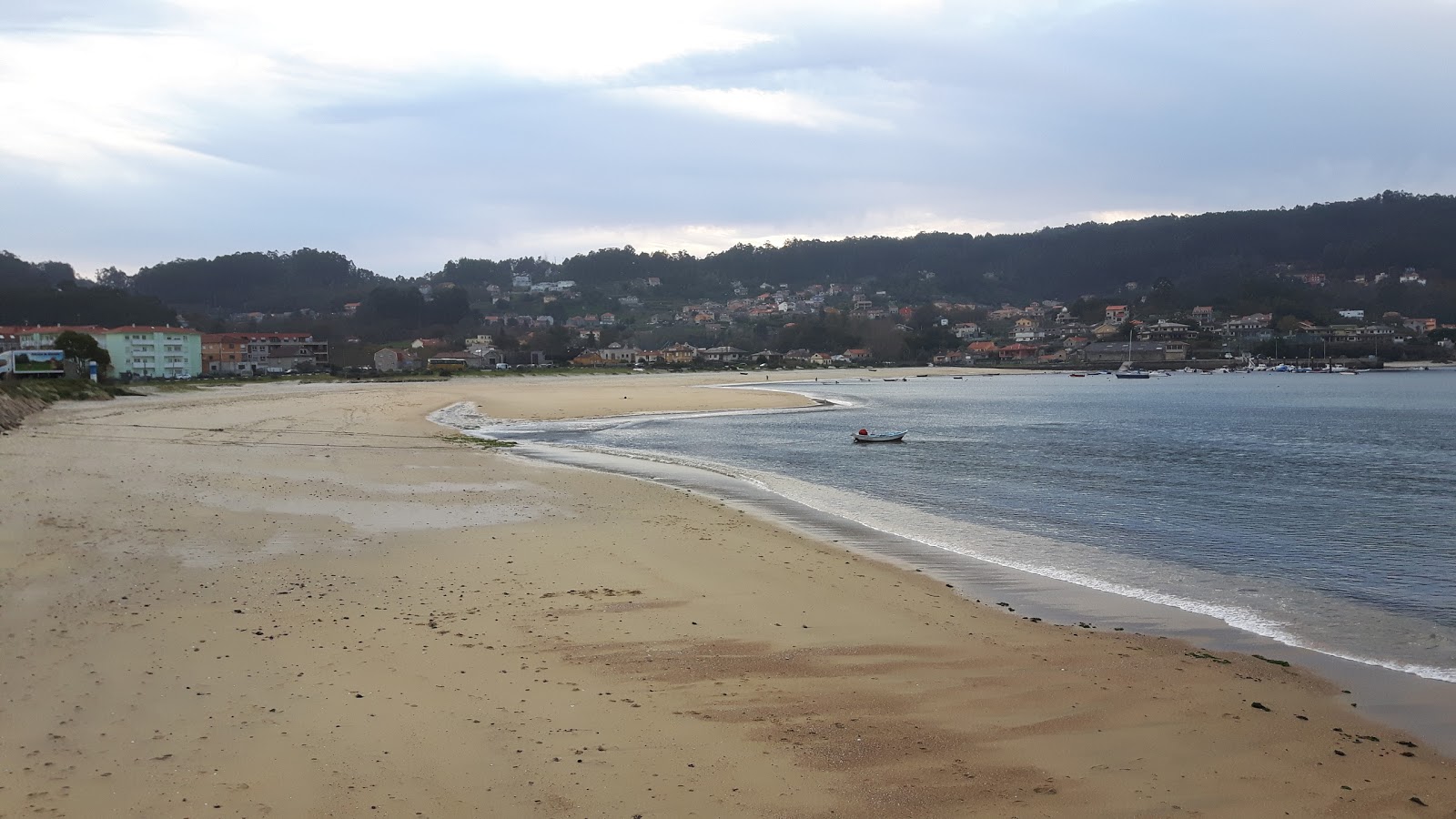 Foto van Praia de Vilarino en de nederzetting