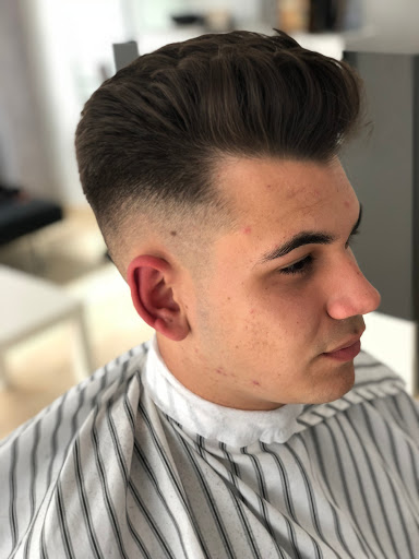 Salvador Ligero Haircuts en Conil de La Frontera, Cádiz