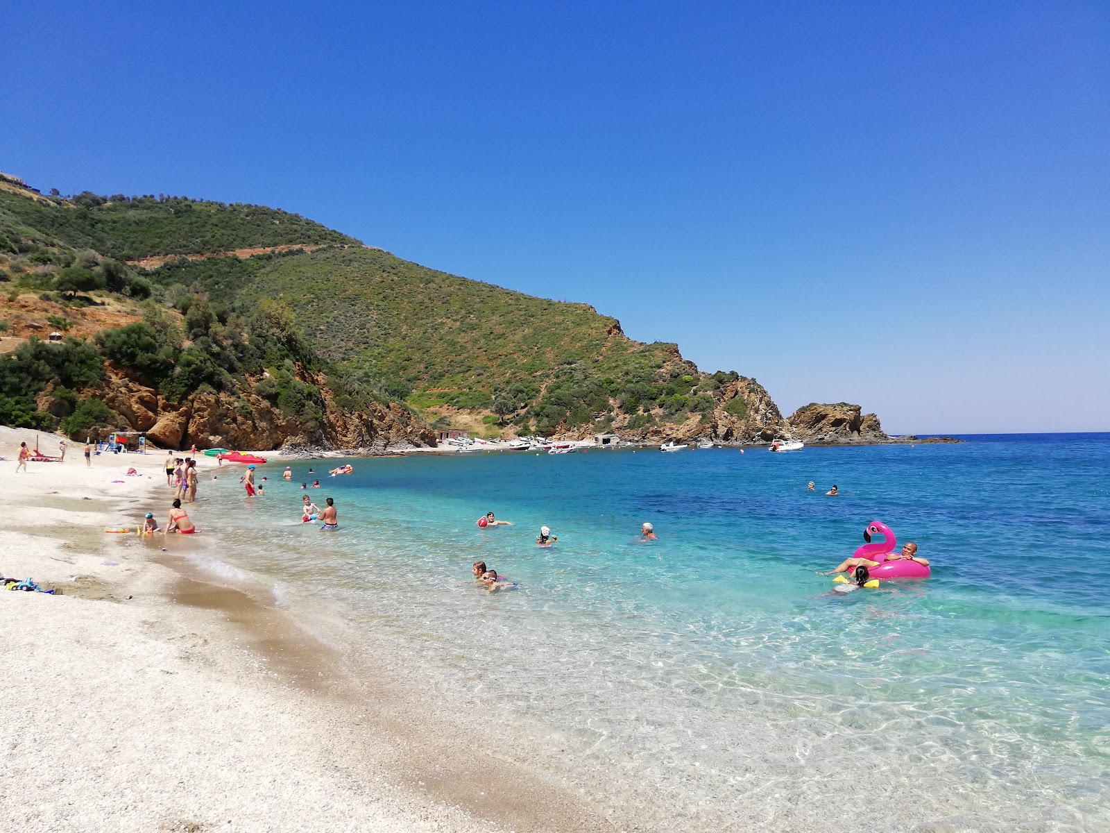 Foto di Kalamos beach con una superficie del sabbia di conchiglie beige