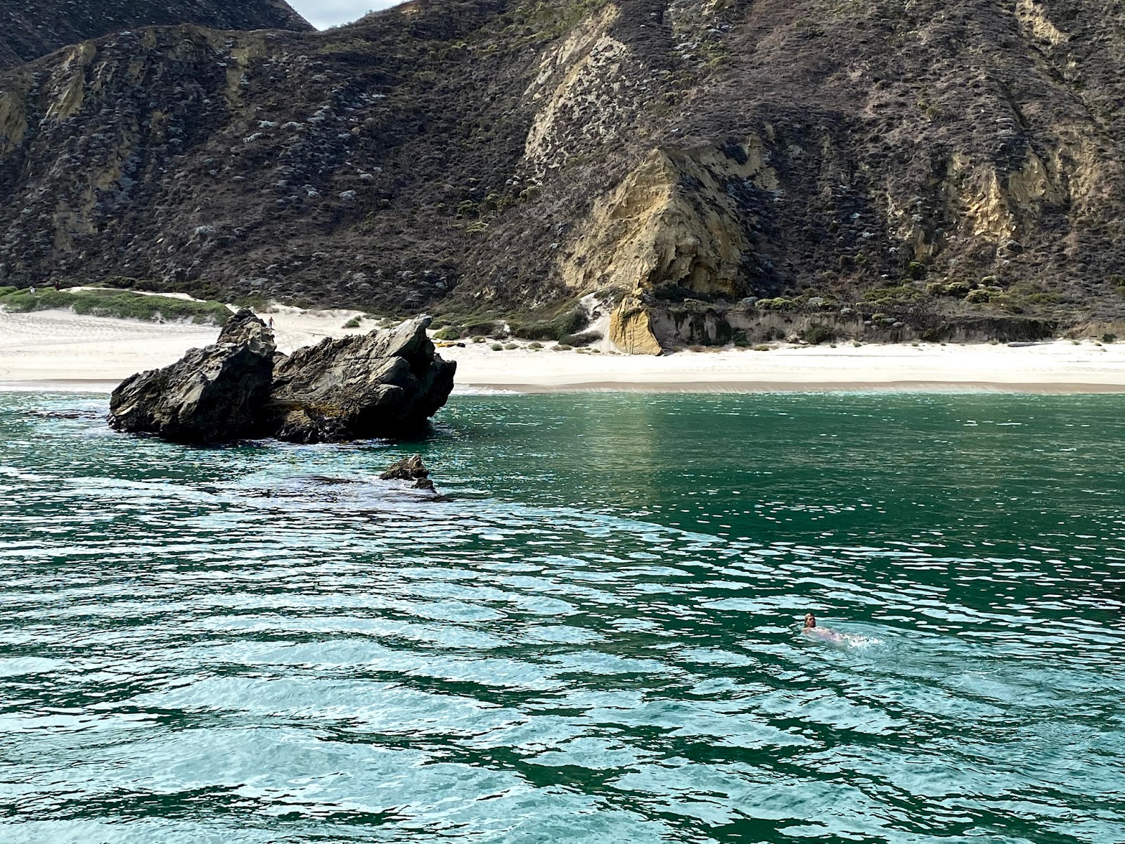 Photo de San Miguel Island avec l'eau turquoise de surface