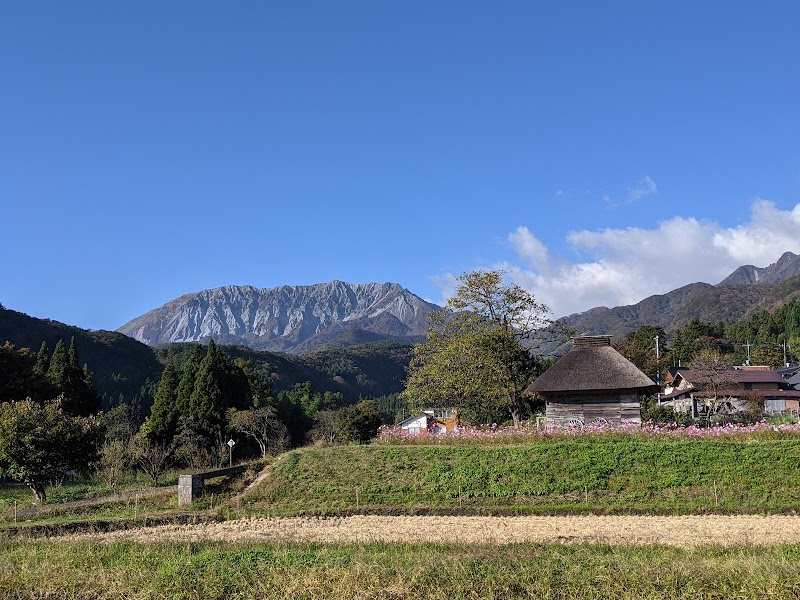 御机の茅葺小屋