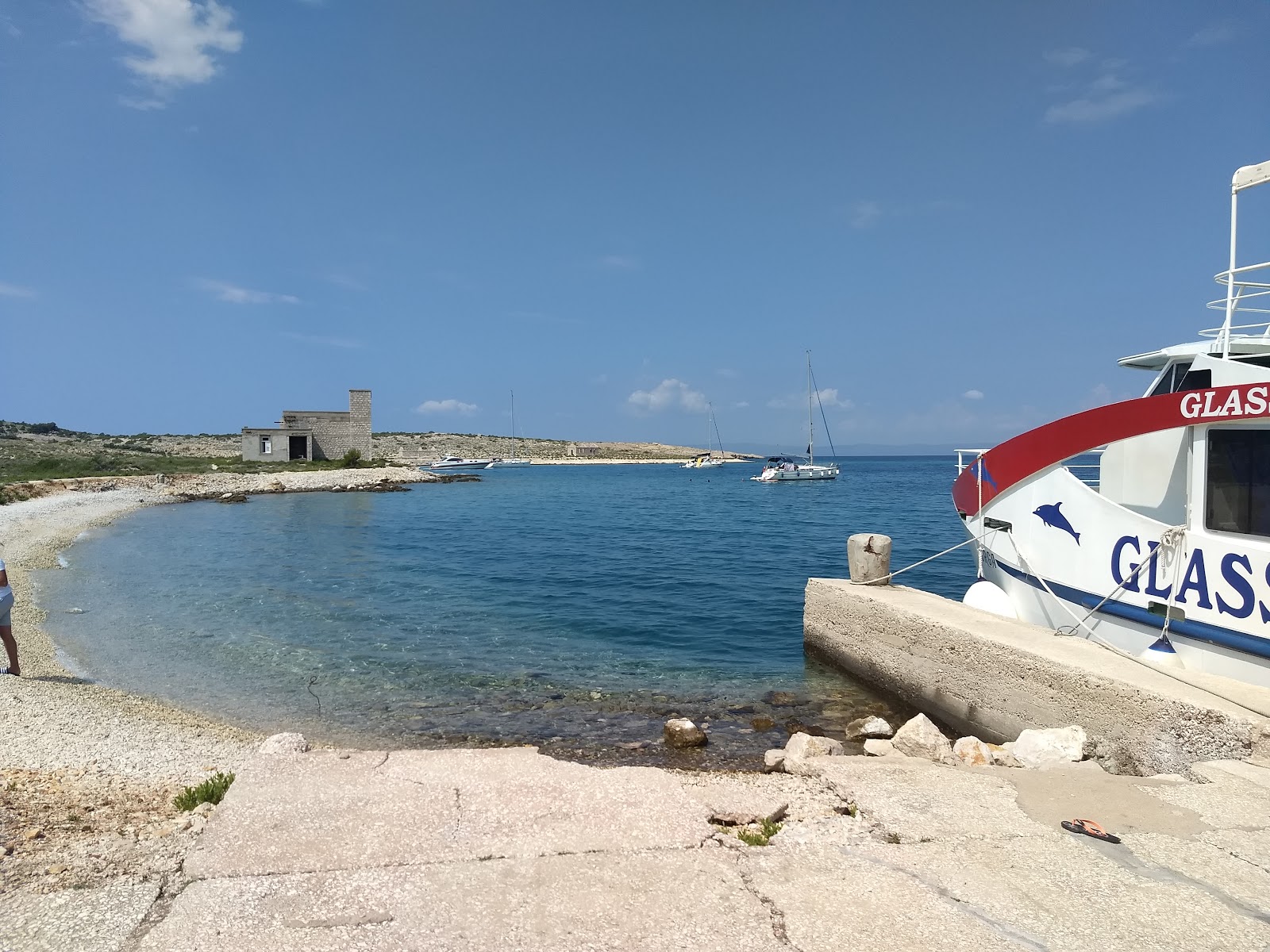 Zdjęcie Arta Beach z powierzchnią szary kamyk