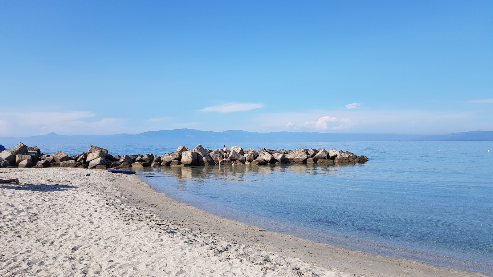 Spiaggia La Rocchetta'in fotoğrafı plaj tatil beldesi alanı