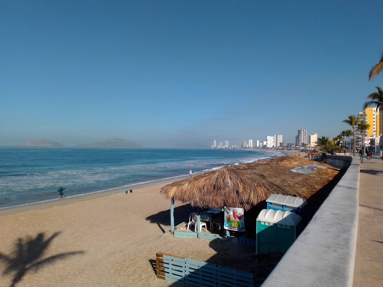 Foto de Playa de Mazatlán respaldado por acantilados