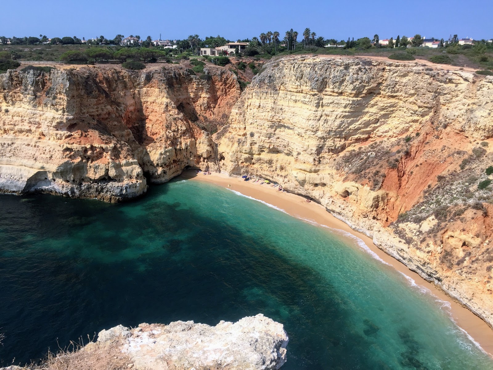 Praia dos Tres Castelos的照片 带有小海湾