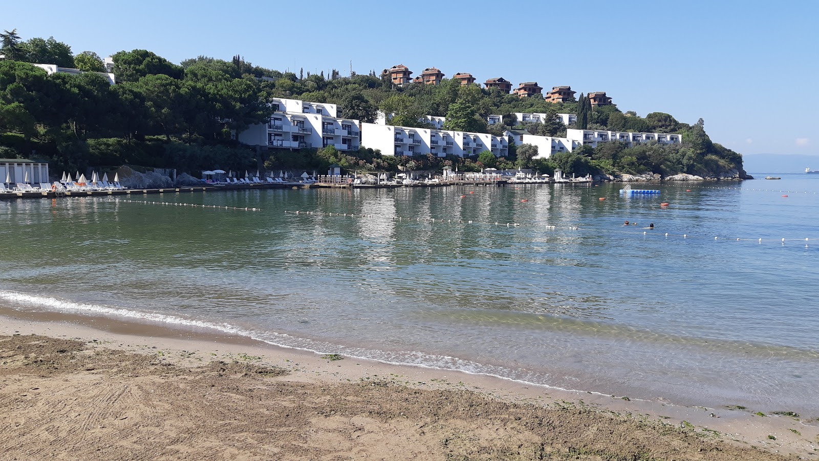 Foto di Darica beach IV con una superficie del sabbia scura