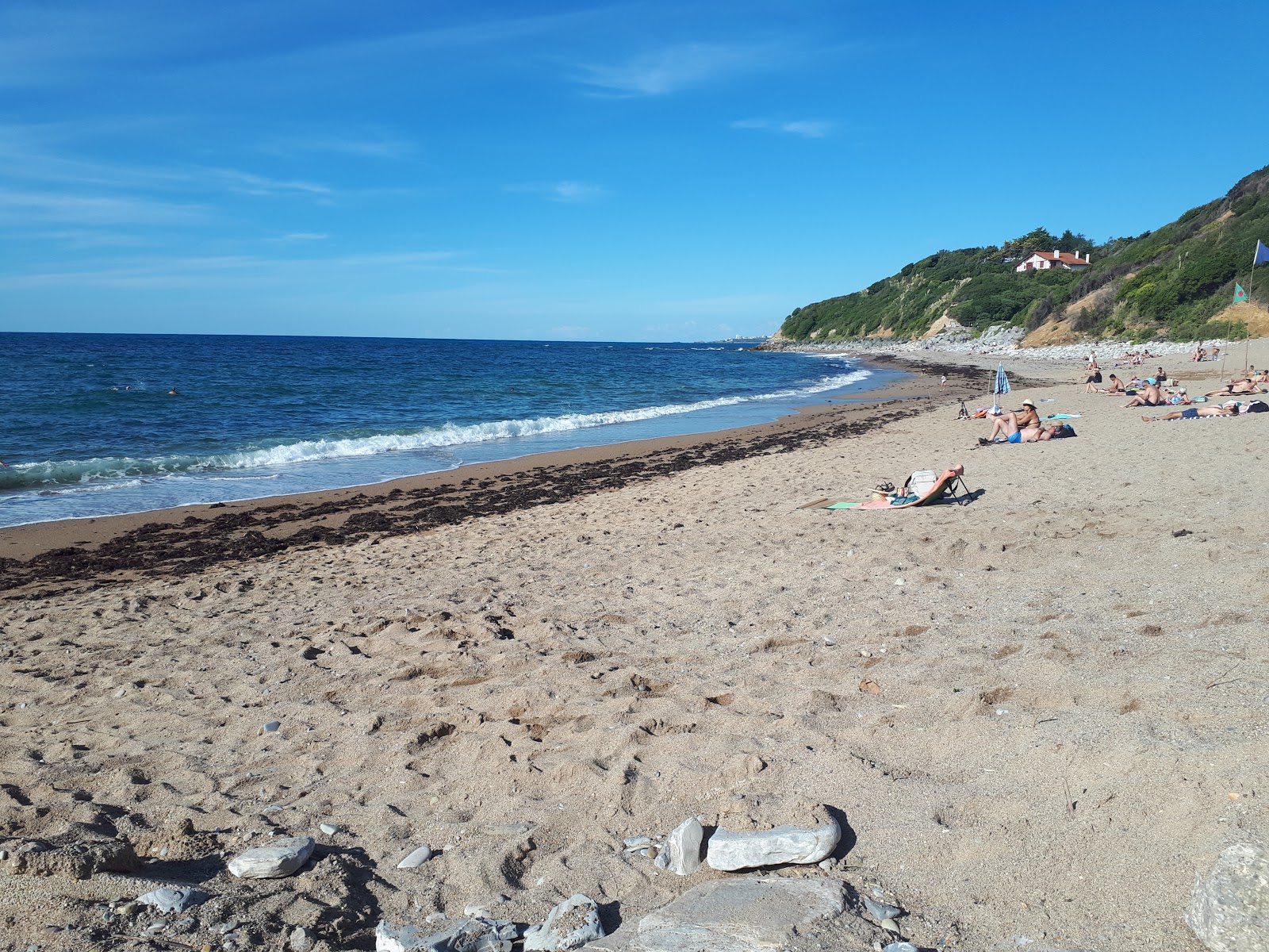 Foto de Plage de Senix rodeado por montanhas