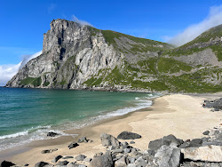 Zdjęcie Plaża Kvalvika z powierzchnią niebieska czysta woda