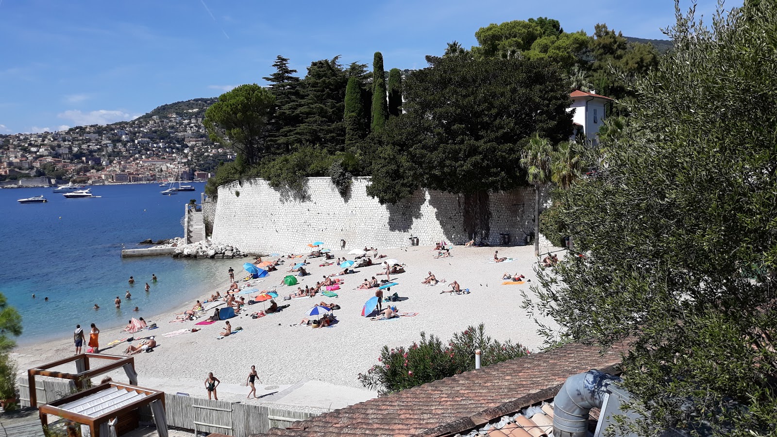 Foto av Godkänd Strand med turkos rent vatten yta