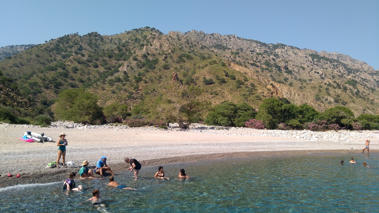 Foto di Vatos beach con parzialmente pulito livello di pulizia