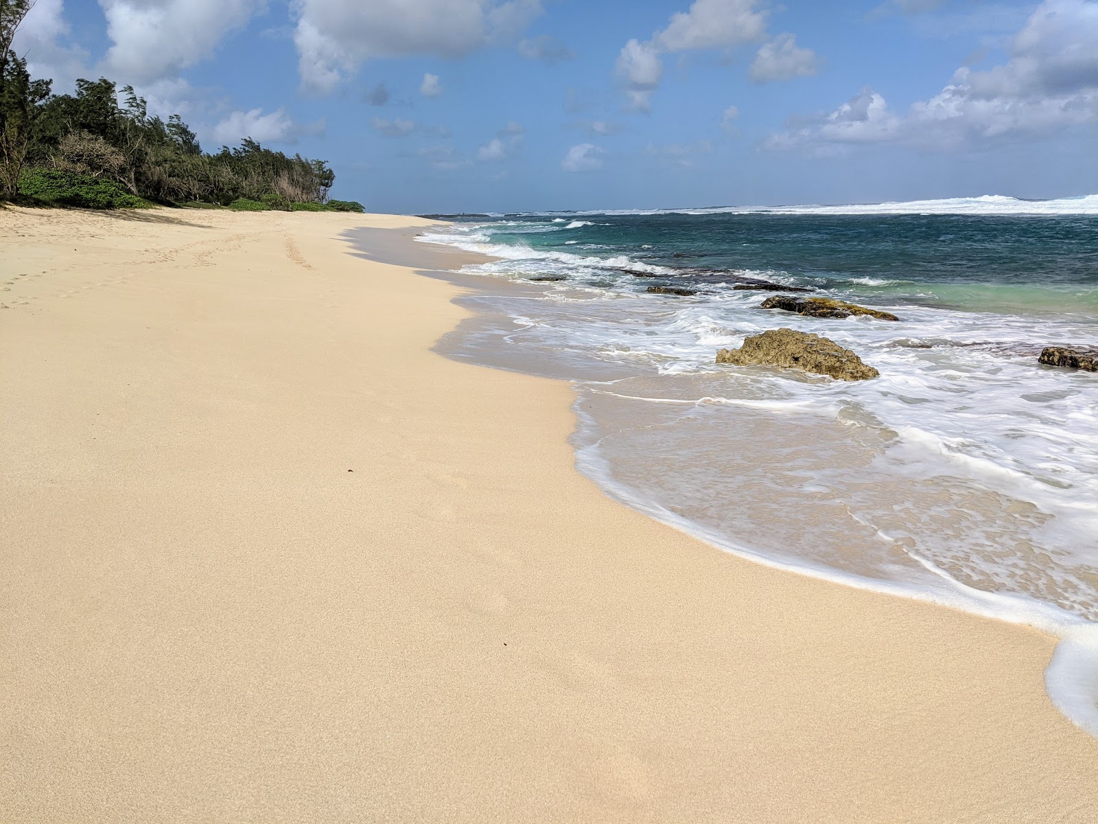 Foto di Kaihalulu Beach con una superficie del sabbia luminosa