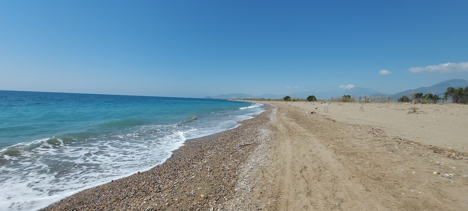 Foto di Kocadut beach con una superficie del sabbia scura