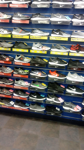 Sporting Goods Store «Big 5 Sporting Goods - McMinnville», reviews and photos, 2525 OR-99W, McMinnville, OR 97128, USA