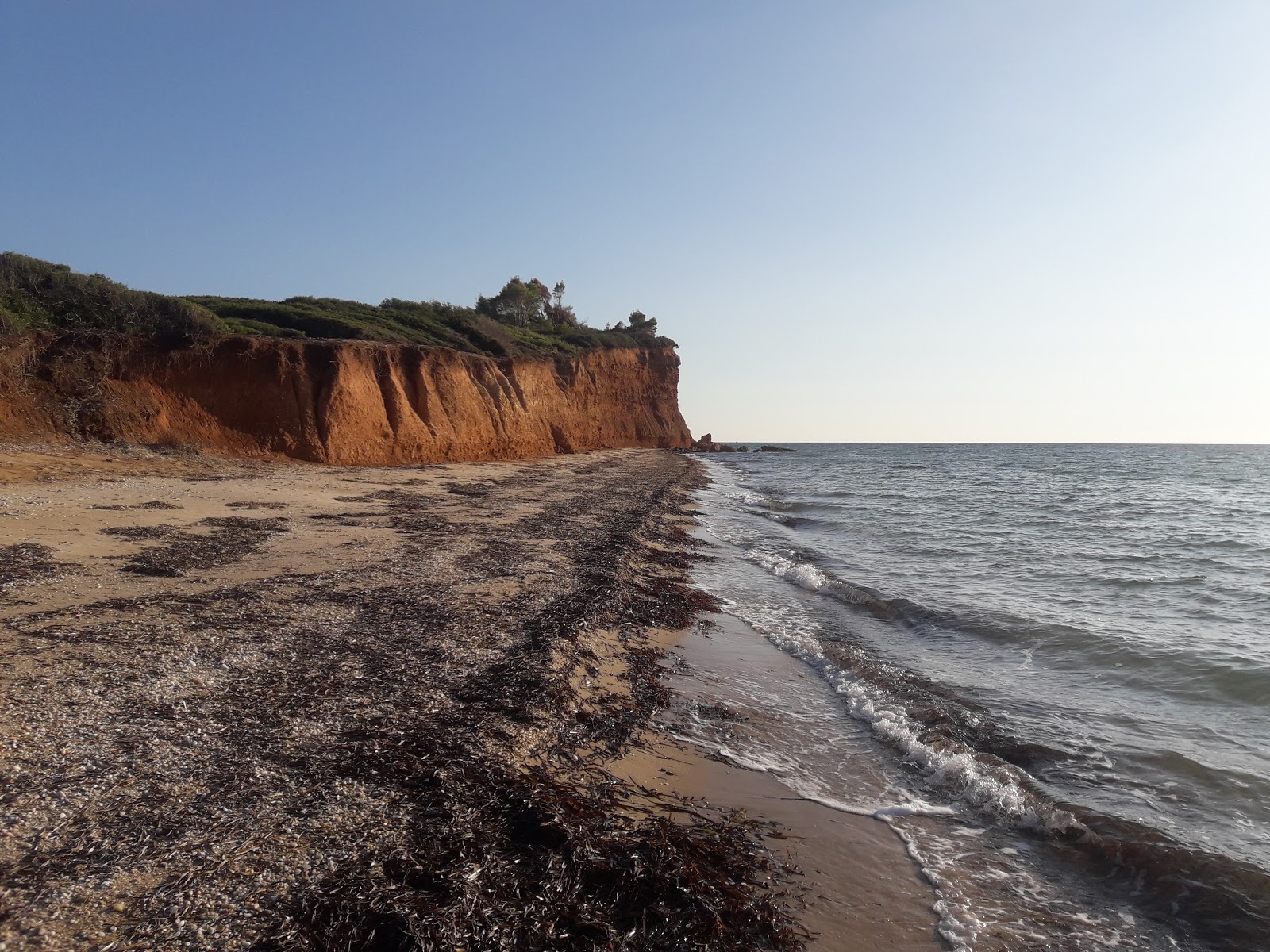 Valokuva Schimbalaya beachista. pinnalla kevyt hiekka ja kivi:n kanssa