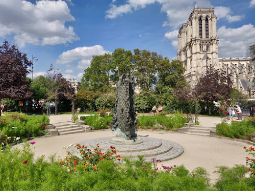 attractions Square René Viviani Paris