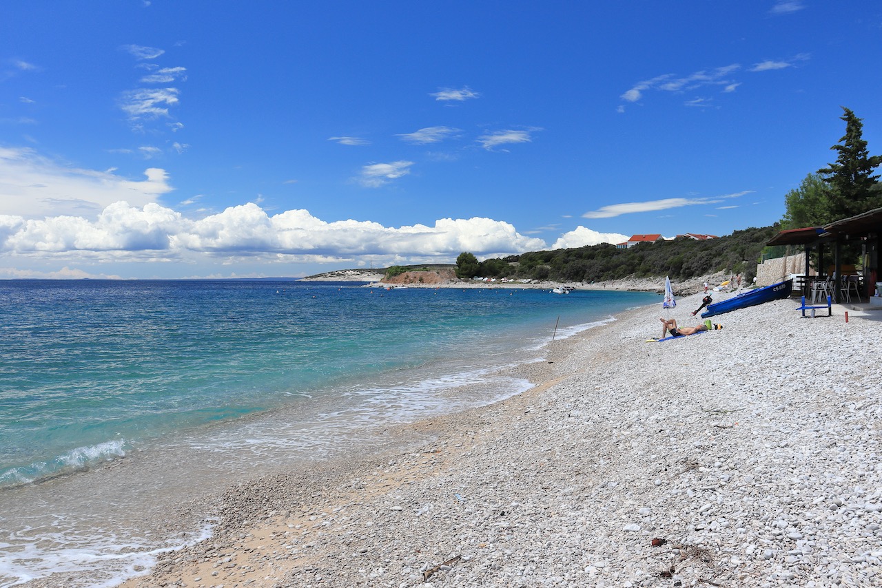Foto von Miholascica beach mit beiger kiesel Oberfläche