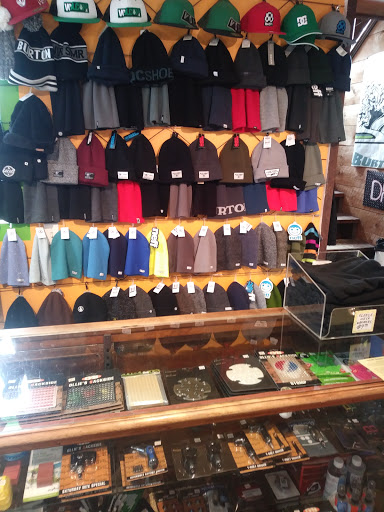 Snowboard Shop «No School Snowboard Shop», reviews and photos, 123 Old 108 Loop, Jeffersonville, VT 05464, USA