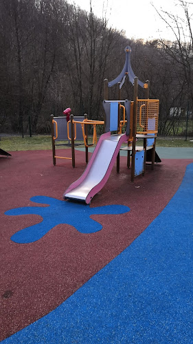 Place de jeux pour enfants à Fromelennes