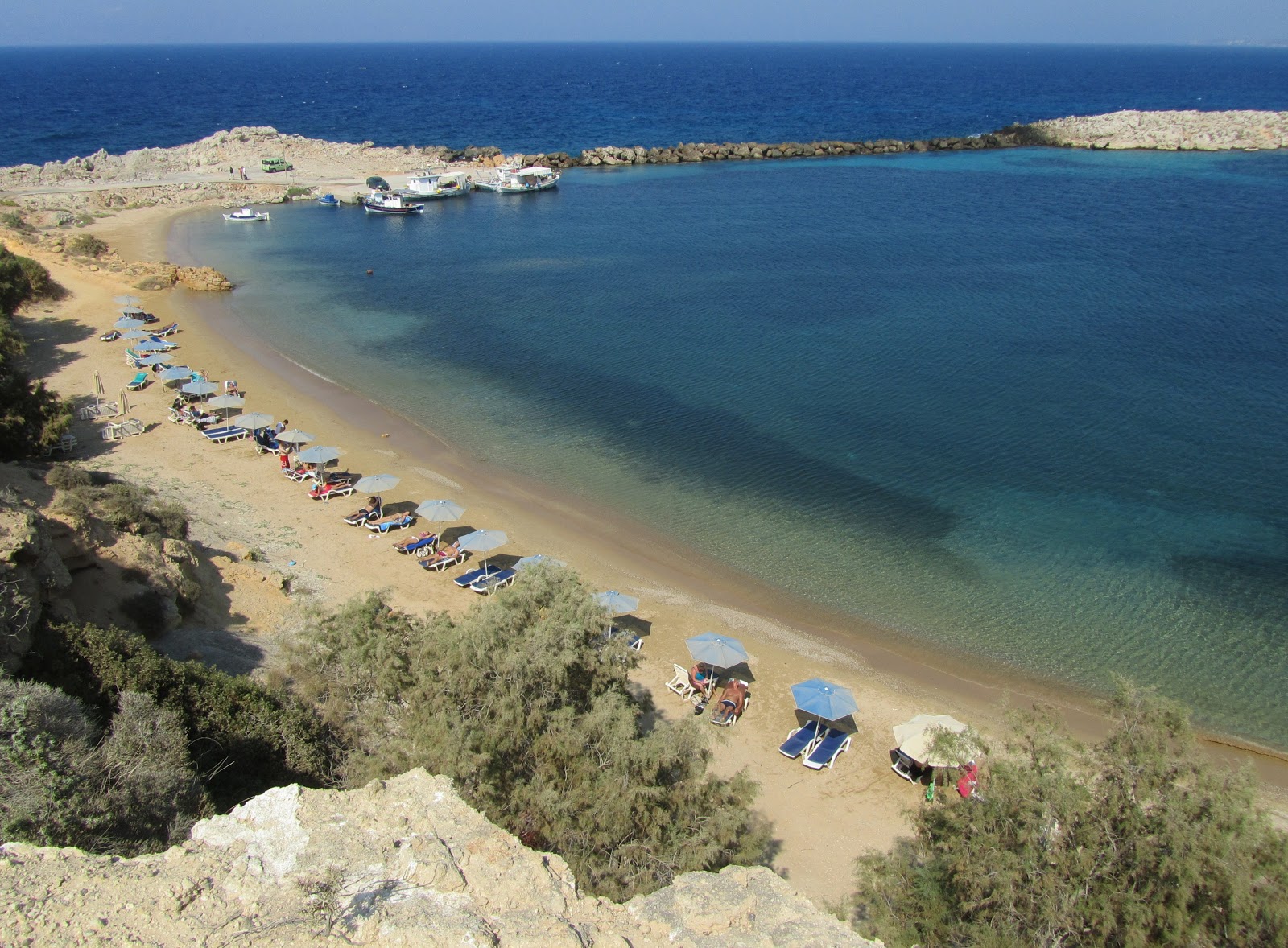 Foto van Limnionas beach met kleine baai