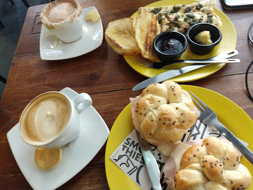 Tres Puntos Café