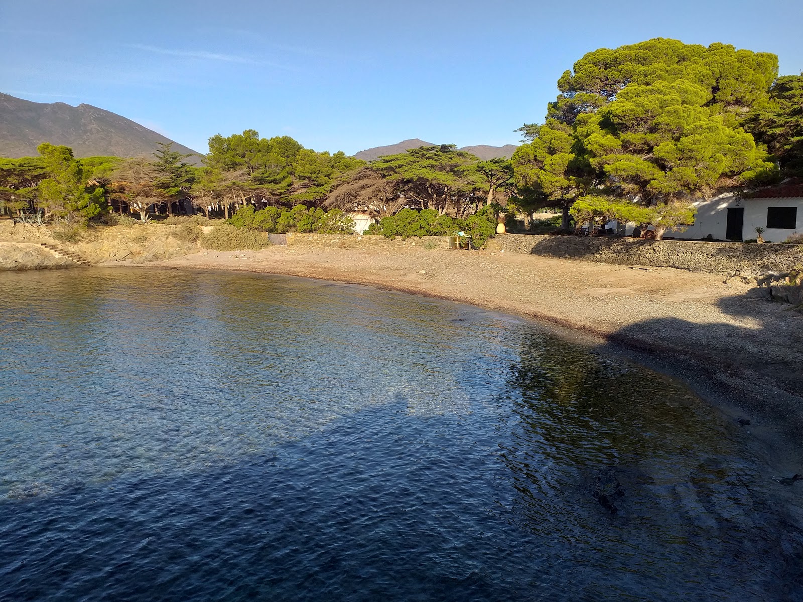 Foto van Platja d'en Pere Fet met licht groen water oppervlakte