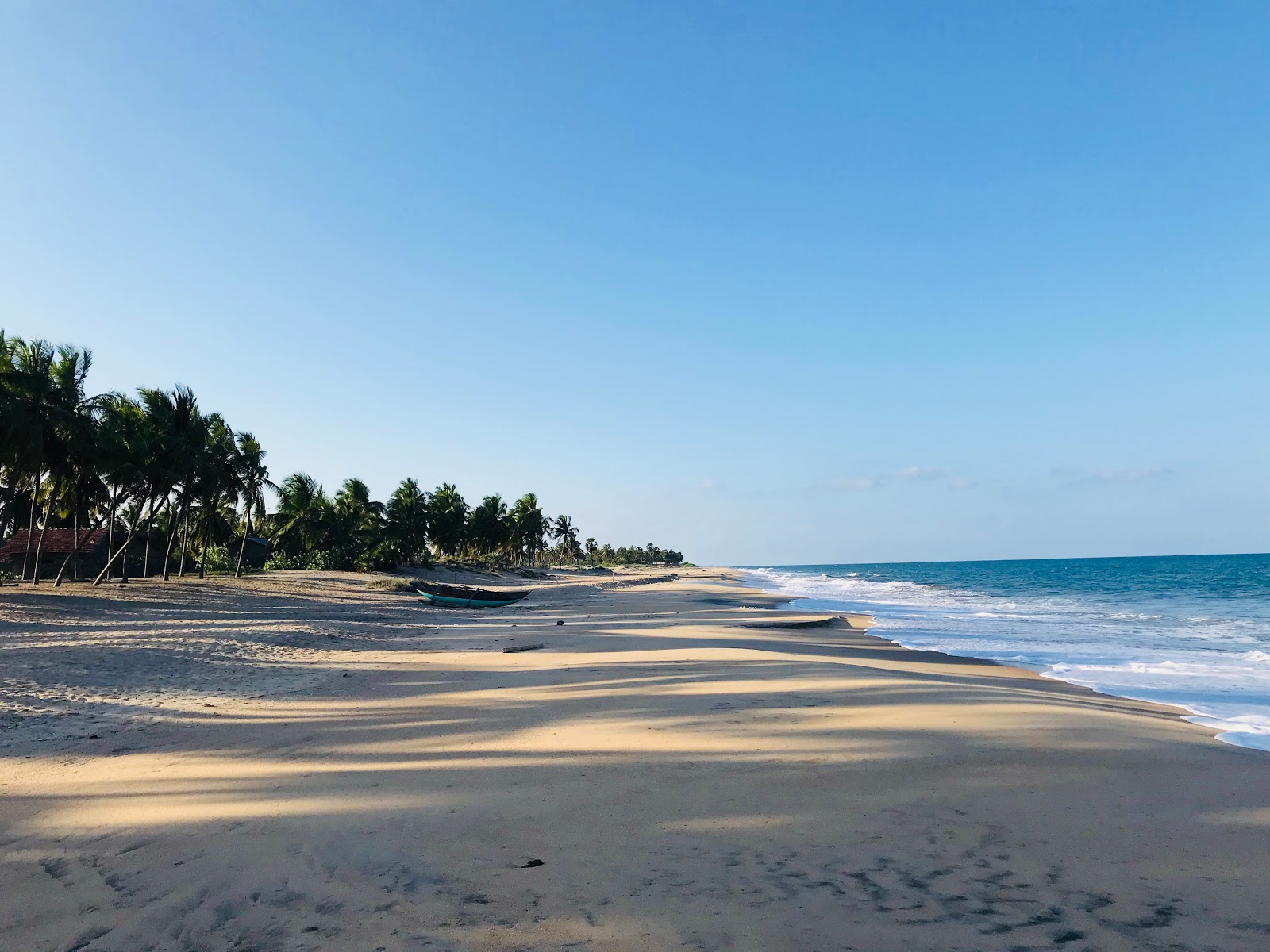 Foto von Akkarapaththu beach mit beiger sand Oberfläche