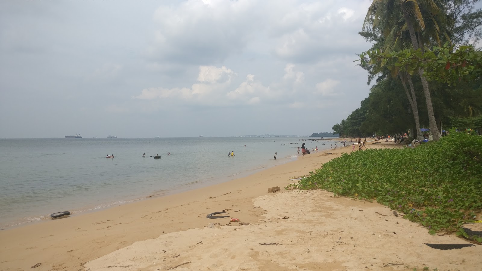 Foto di Pantai Tanjung Pinggir e l'insediamento