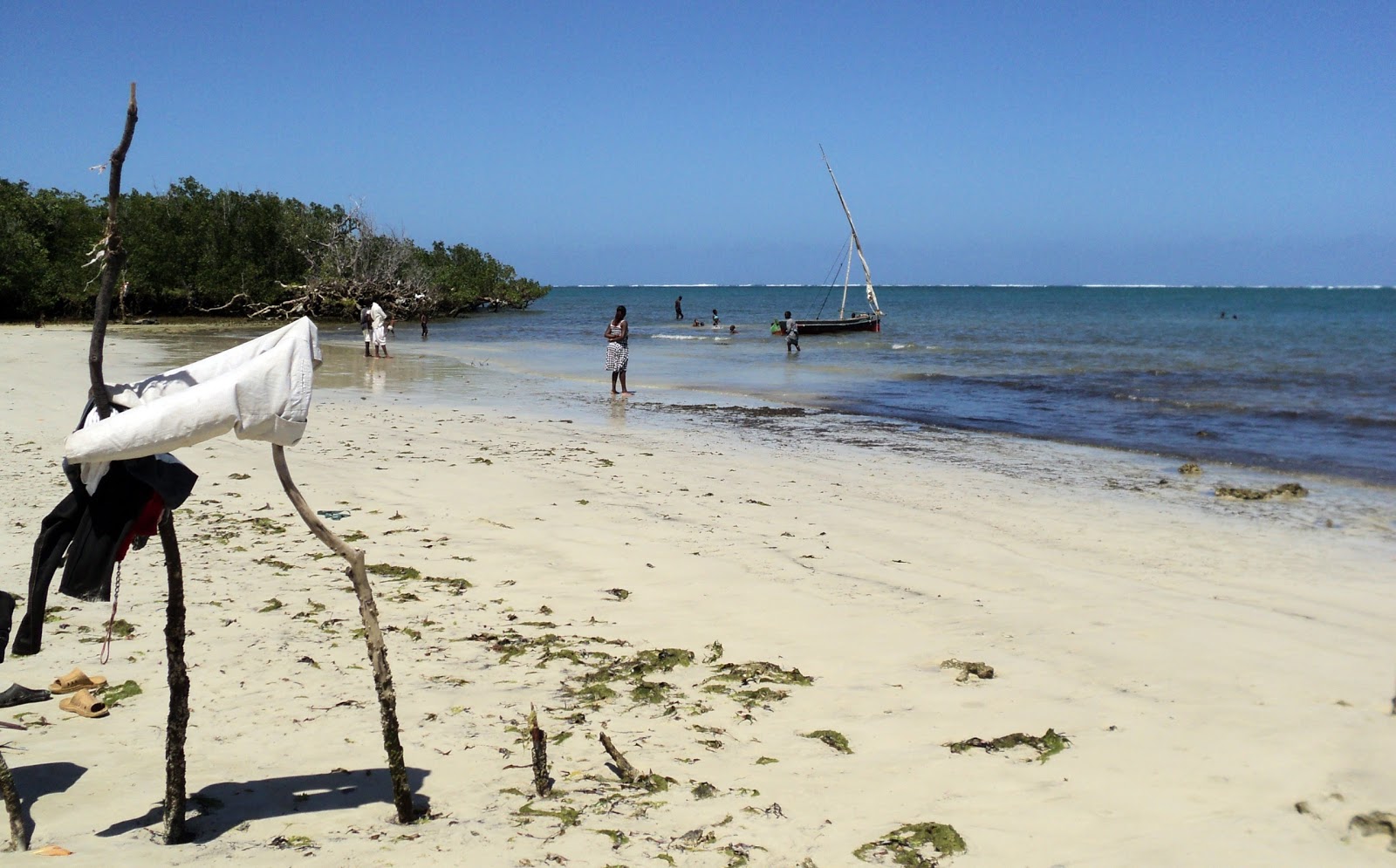 Photo de Maweni Beach avec sable fin gris de surface