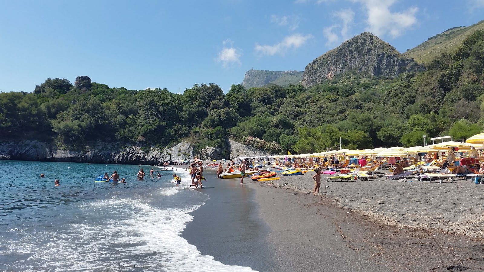 Photo de Spiaggia di Macarro avec l'eau bleu de surface