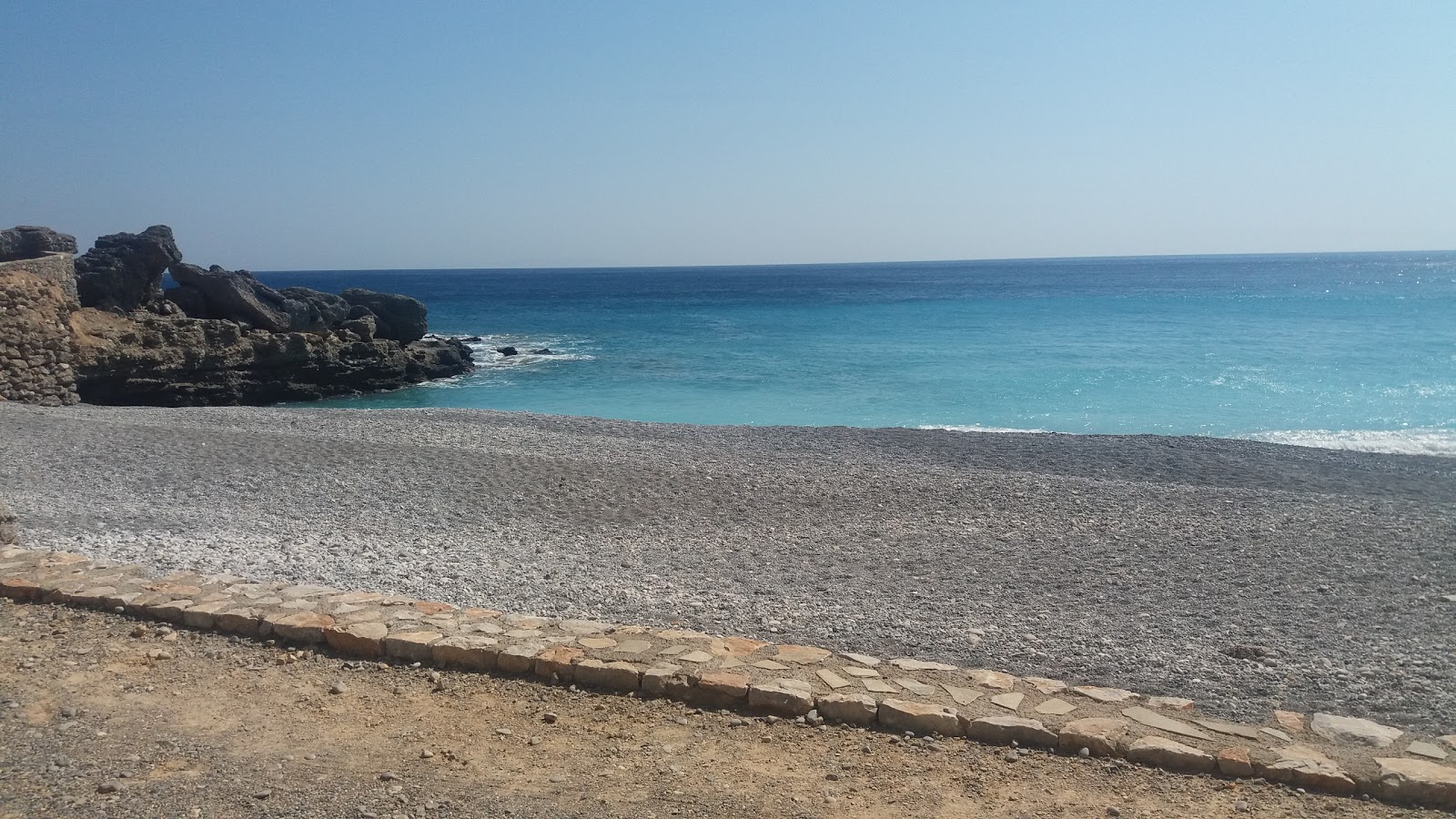 Foto av Agios Charalambos beach och dess vackra landskap