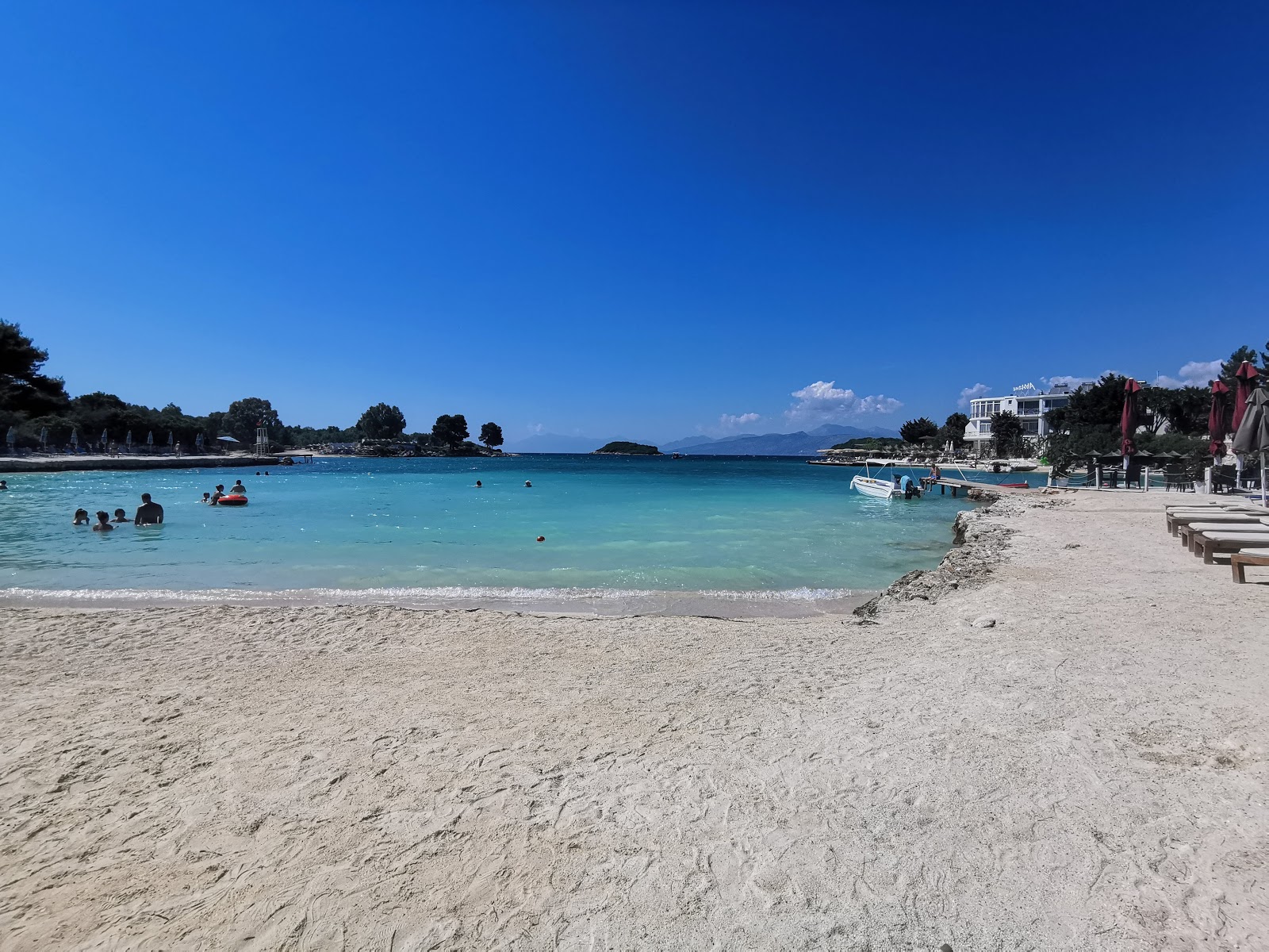 Foto von Plazhi Paradise mit beiger sand Oberfläche