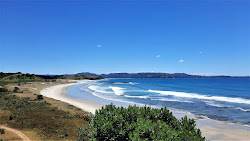 Foto av Mona Beach med lång rak strand