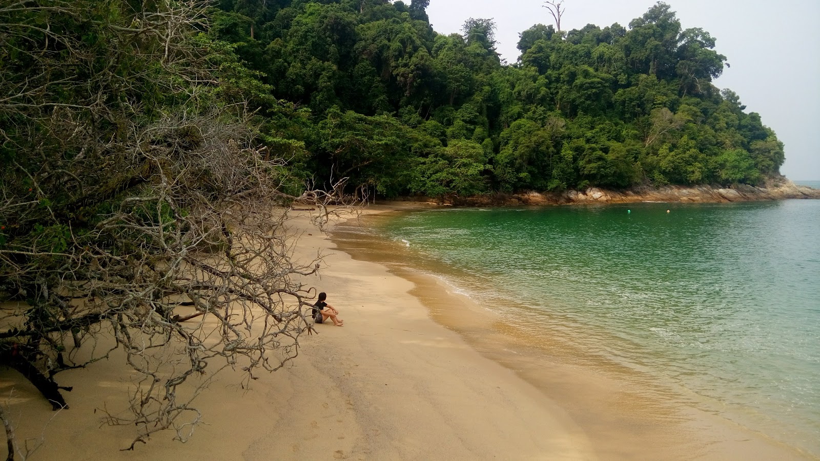 Fotografie cu Ketapang Beach - locul popular printre cunoscătorii de relaxare