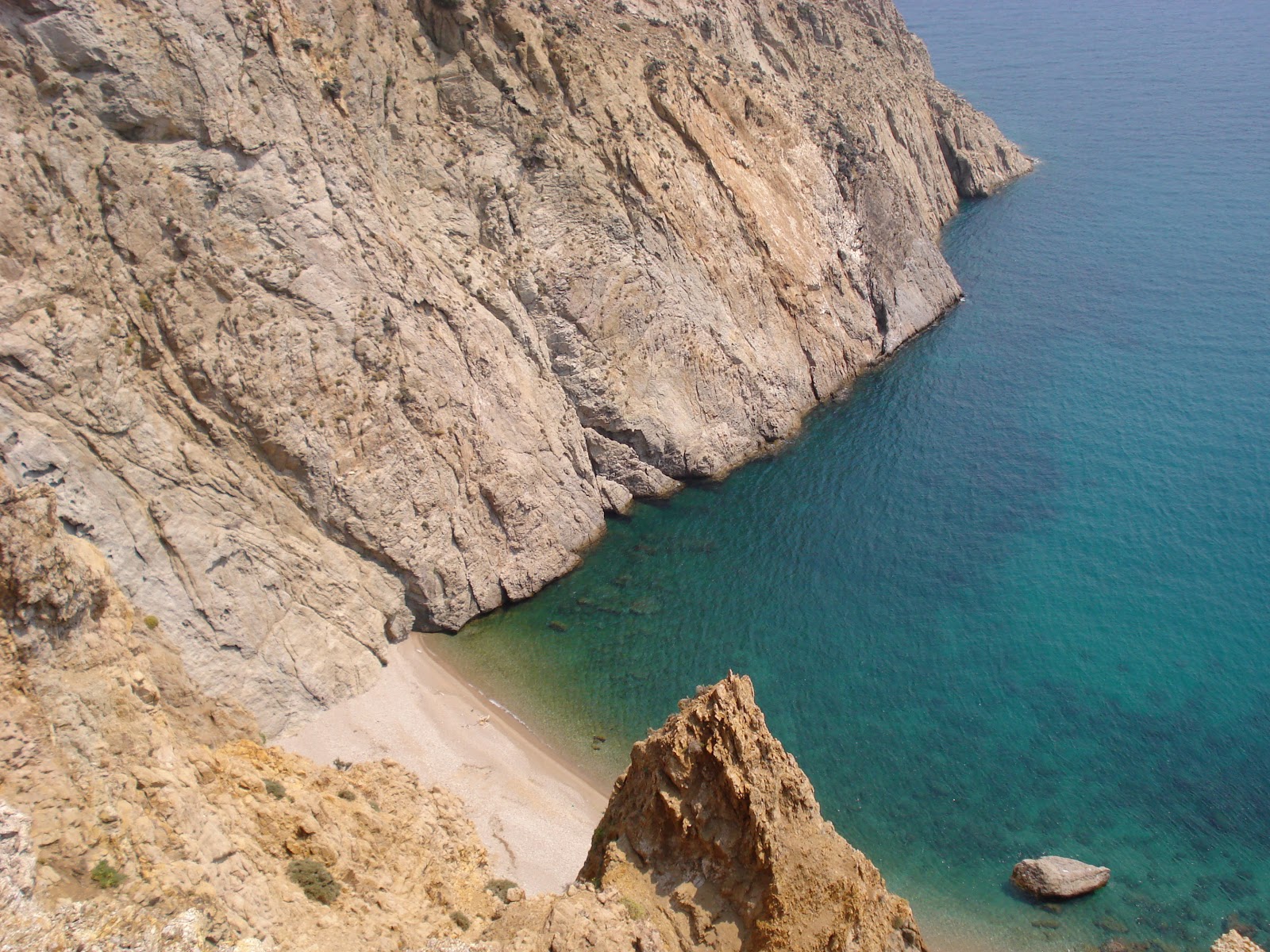Fotografie cu Katarti beach cu o suprafață de apa pură turcoaz
