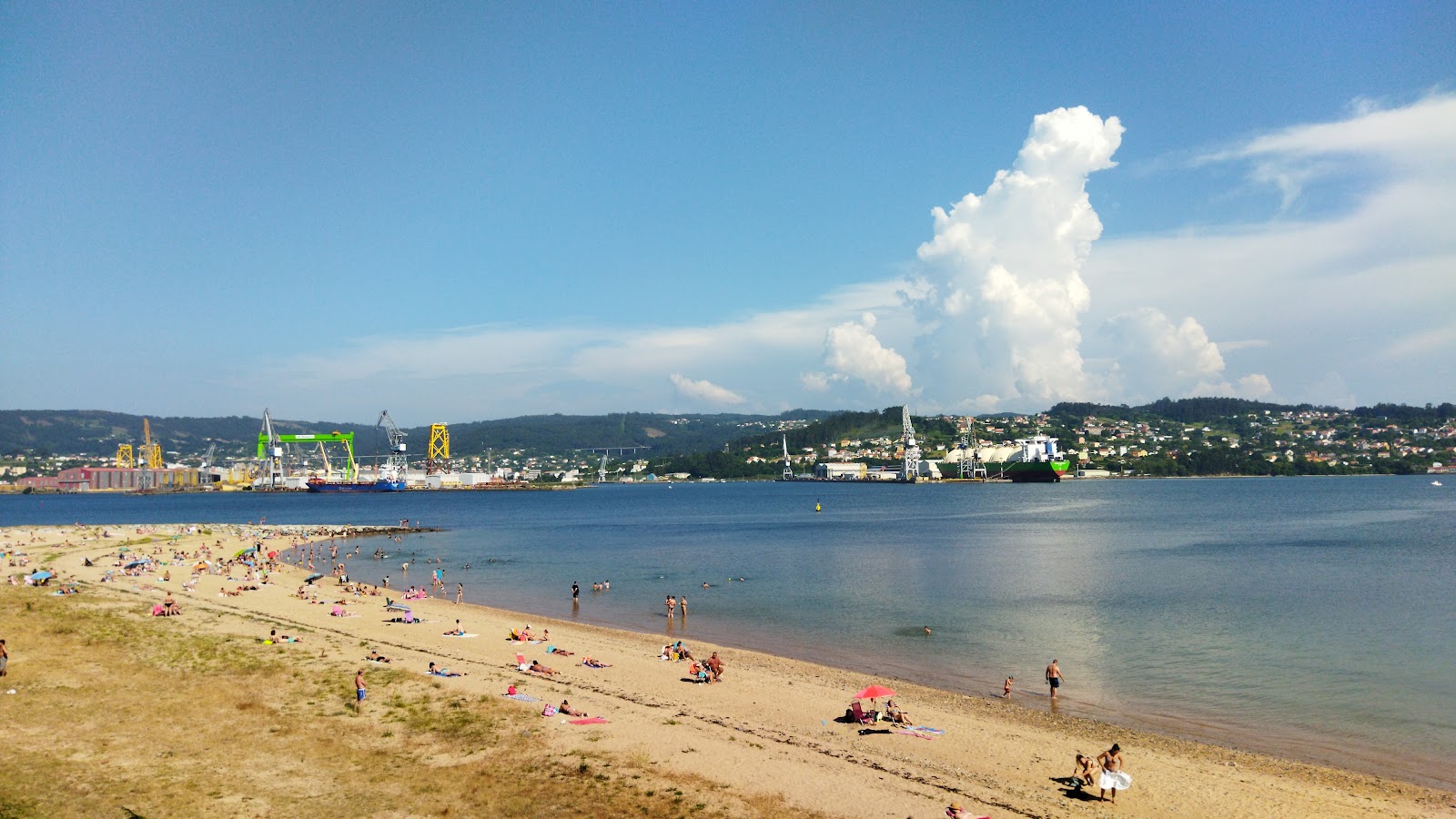 Foto di Playa de Caranza con una superficie del sabbia beige