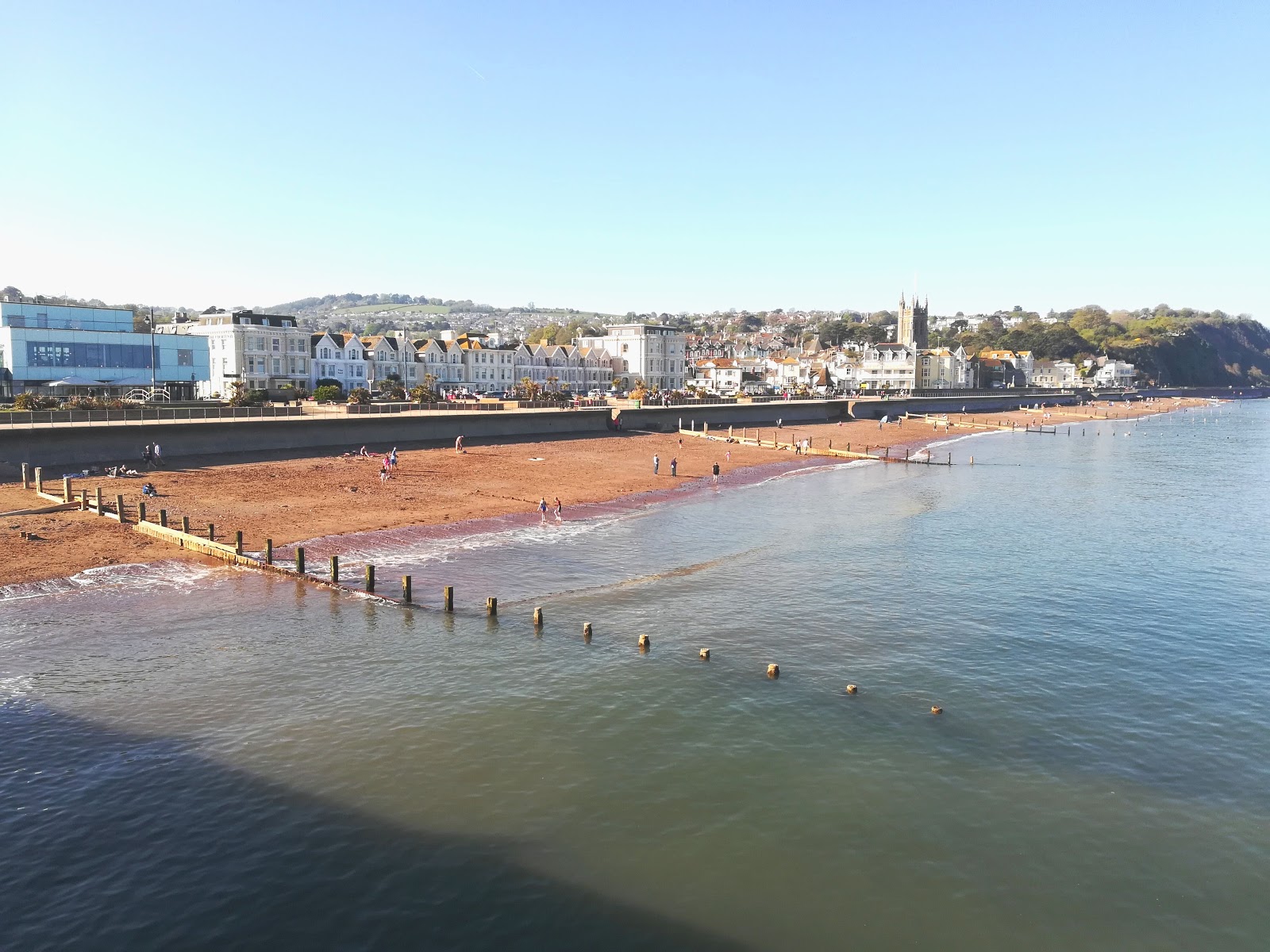 Photo of Teignmouth beach with turquoise water surface