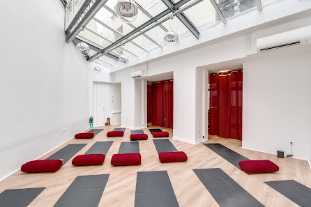B'YO! Yoga Paris 13ème 28 Av. des Gobelins, 75013 Paris, France