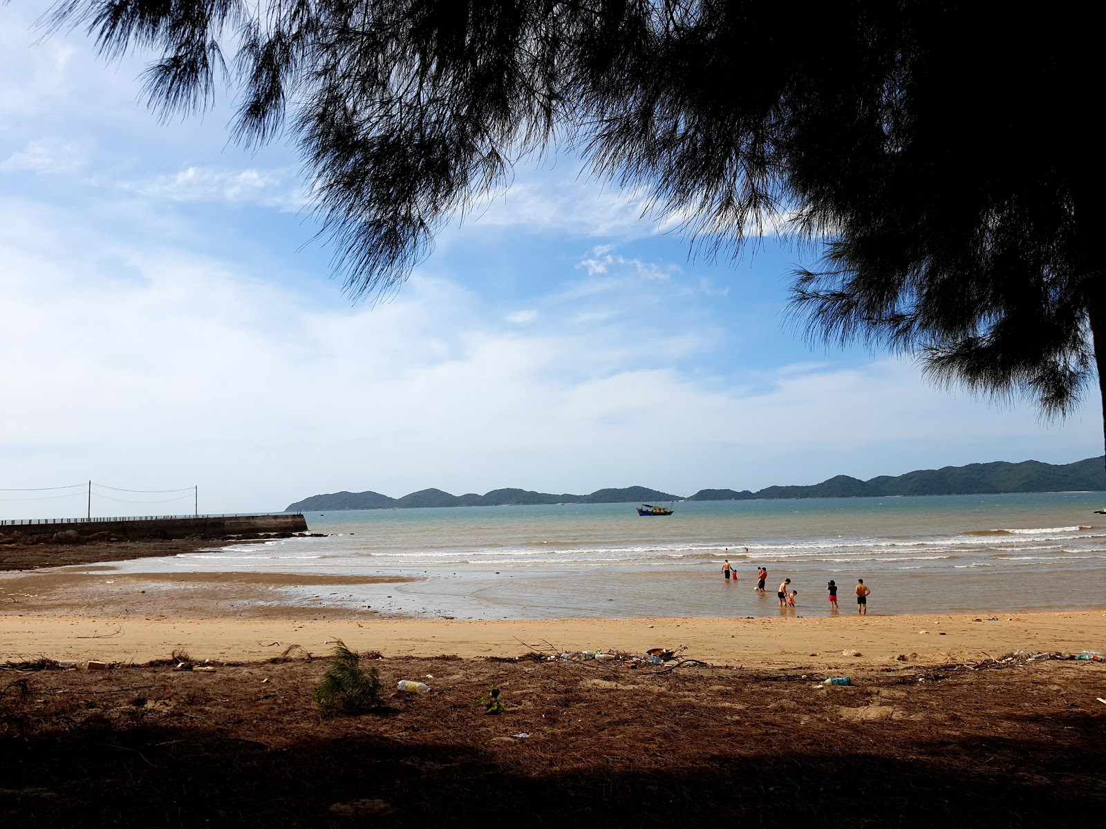 Thai Son beach的照片 带有碧绿色水表面