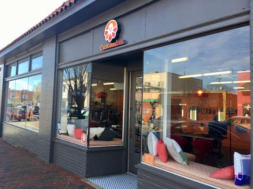 Custom T-shirt Store «CustomInk - Custom T-shirt Store - Richmond», reviews and photos, 3401 W Cary St, Richmond, VA 23221, USA