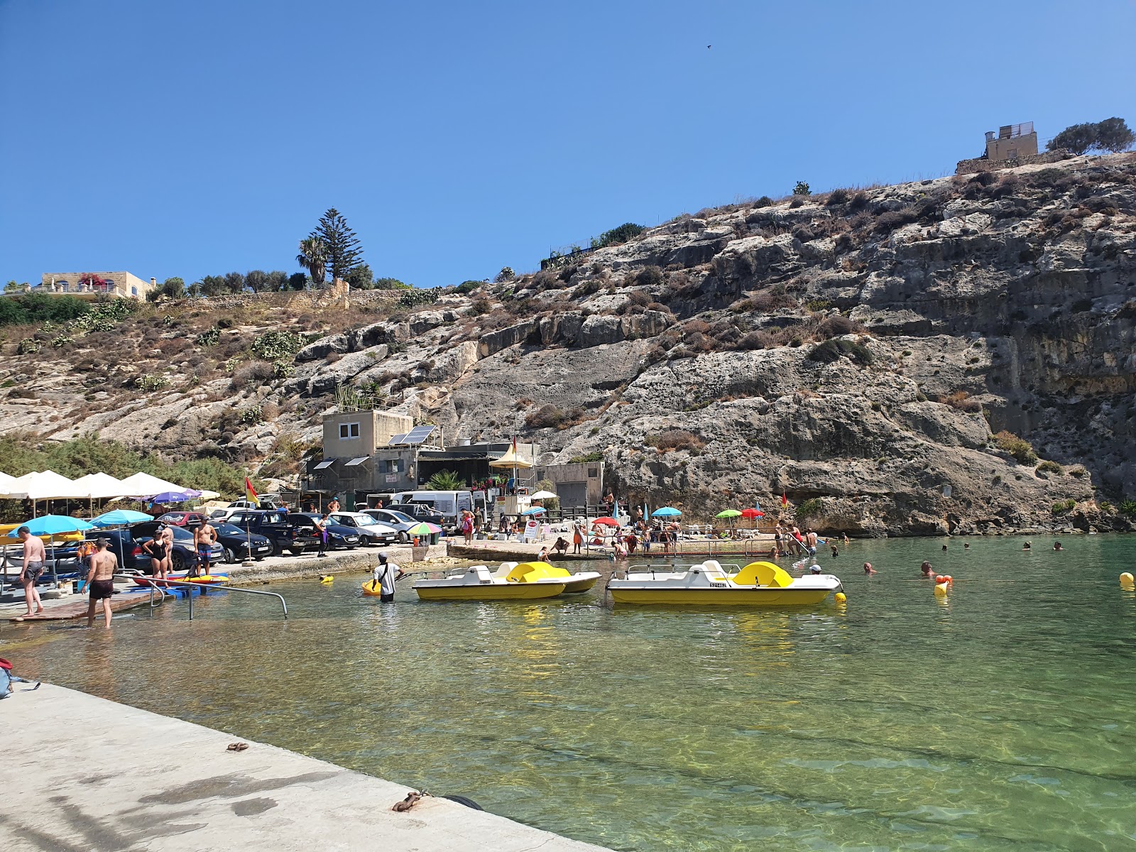 Foto de Mgarr ix-Xini Beach con guijarros beige superficie