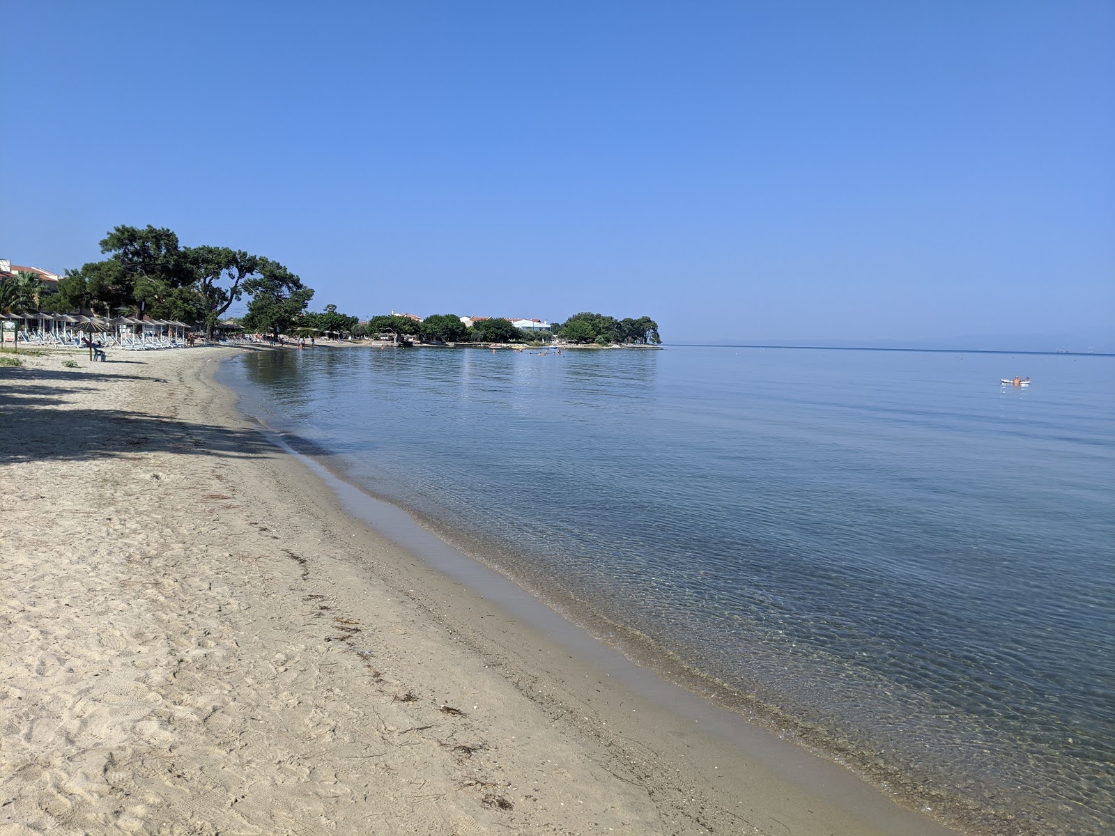 Valokuva Skala Rachoniou beachista. pinnalla valkoinen hiekka:n kanssa