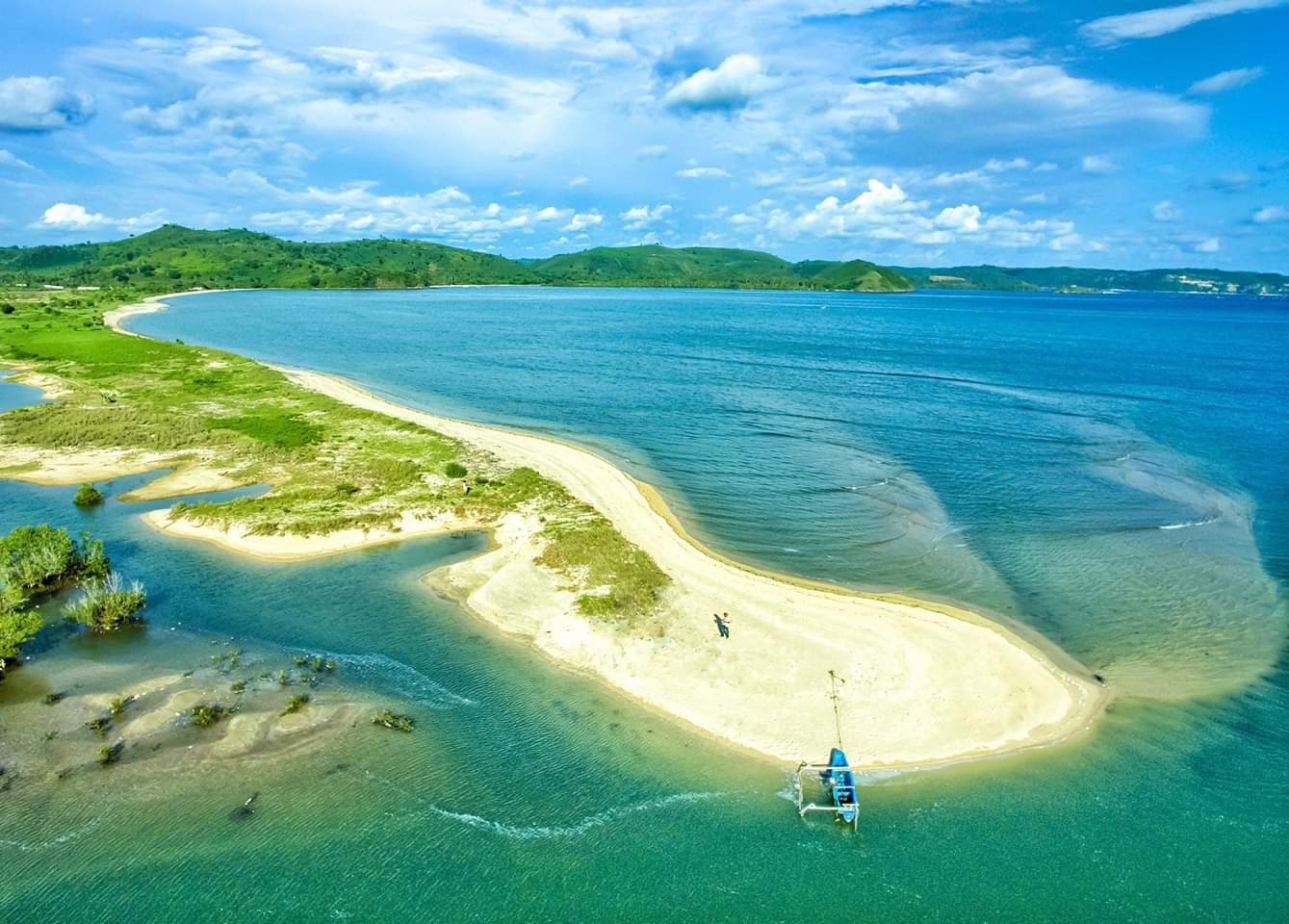 Zdjęcie Batu Berang Beach z powierzchnią beżowy piasek