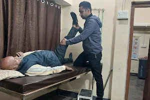 Dr. Aakash Physiotherapy Clinic घर पर फिजियोथेरेपी उपलबब्ध है image