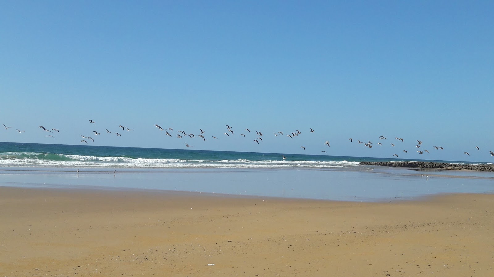 Foto von Mersat Lghnem beach mit beiger sand Oberfläche