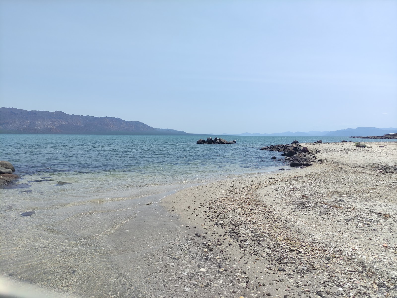 Playa Los Naranjos的照片 带有碧绿色纯水表面