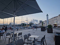 Atmosphère du Bistro Le Merluberlu - Restaurant comptoir marin à La Rochelle - n°2
