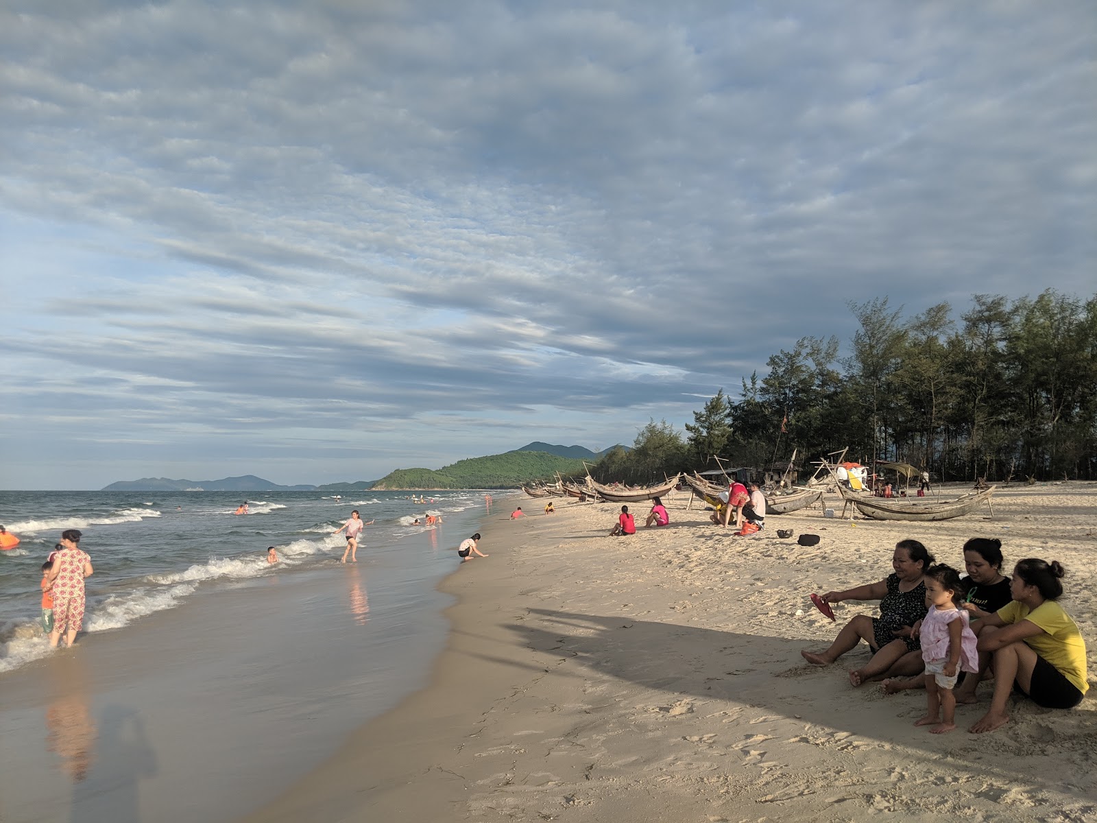 Foto av Vinh Hai Beach med turkosa vatten yta