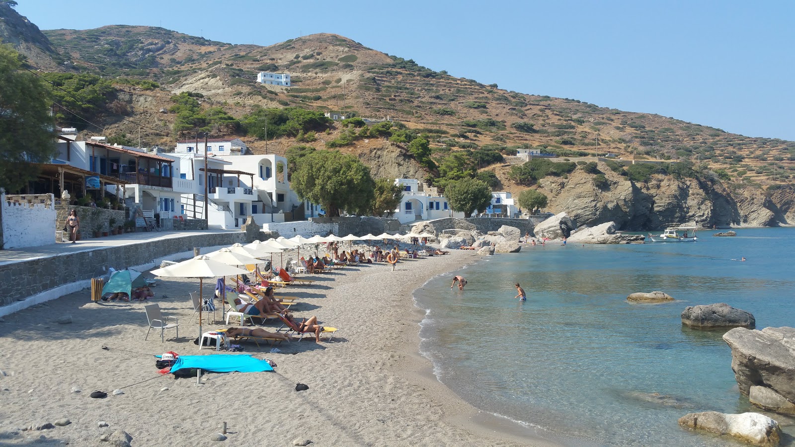 Agios Nikolaos beach'in fotoğrafı uçurumlarla desteklenmiş