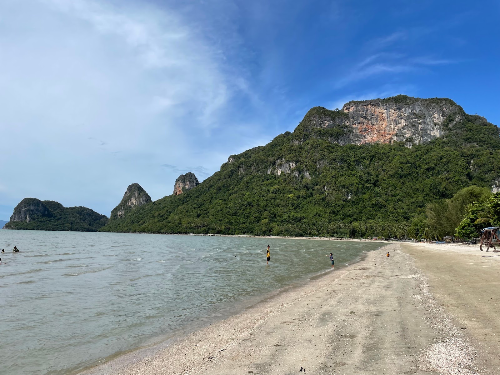 Fotografija Nangkham Beach z svetel pesek površino