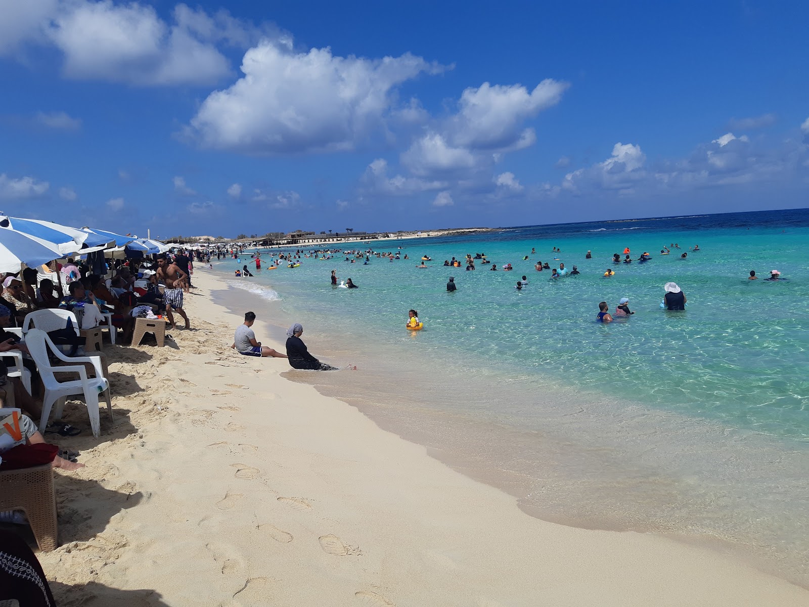Fotografija Minaa Alhasheesh beach z srednje stopnjo čistoče
